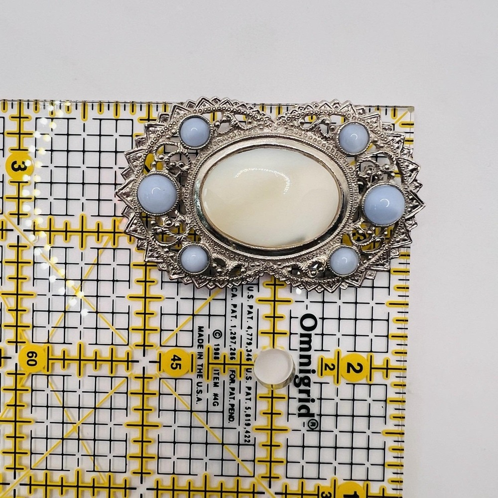 1928 Company Silvertone Filigree Brooch Pin White Cabochon w/ Blue Stone Accents - Picture 3 of 3